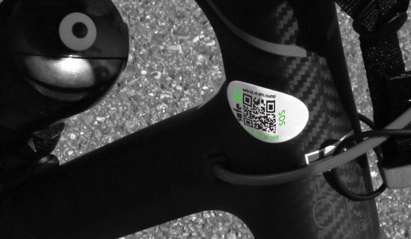 De Safe-iD SOS Biketag geplakt op een frame De Safe-iD SOS Biketag geplakt op een frame