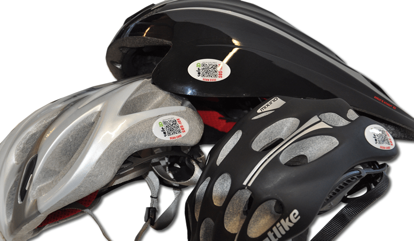 De Safe-iD SOS Biketag geplakt op helm De Safe-iD SOS Biketag geplakt op helm