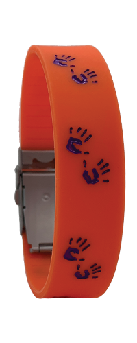 De Safe-iD SOS KiKa armband in de herkenbare oranje kleur oranje en logo De Safe-iD SOS KiKa armband in de herkenbare oranje kleur oranje en logo