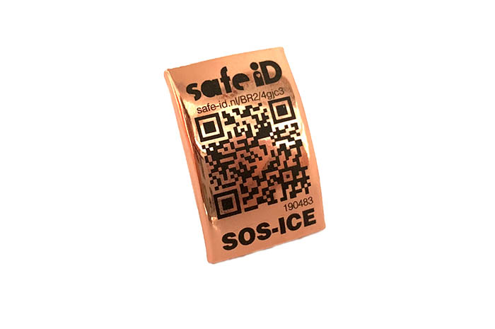 De Safe-iD SOS metalen QR tag in kleuren zilver en rosé